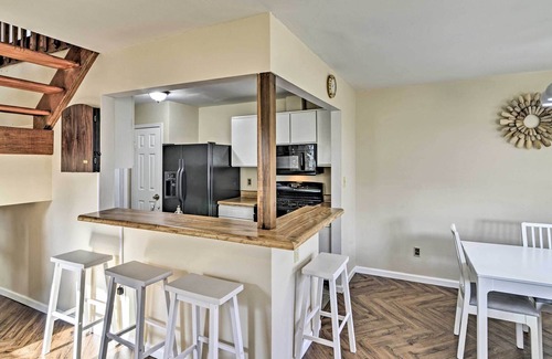 Virginia Beach Casa | Cozy Virginia Beach Townhome ~ 6 Mi to Beach!