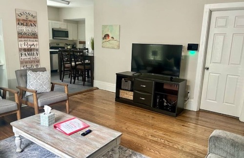 Libertyville Apartamento | Cozy W Front Porch DT Libertyville near Naval Base