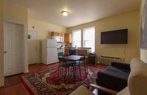 Spruce Hill Apartamento | Cozy walkup in melting pot of a neighborhood!