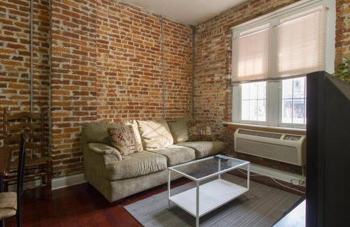 Spruce Hill Apartamento | Cozy walkup in melting pot of a neighborhood!