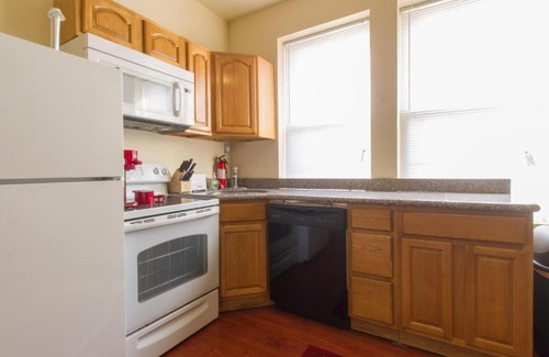 Spruce Hill Apartamento | Cozy walkup in melting pot of a neighborhood!