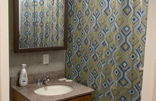 Spruce Hill Apartamento | Cozy walkup in melting pot of a neighborhood!