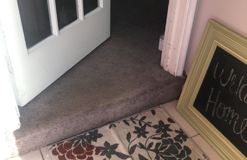 Detroit Casa | COZY WARM 82 Year old Colonel Home with private rooms