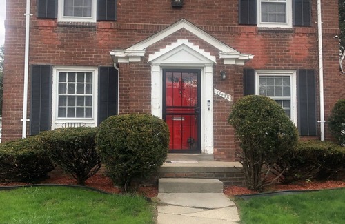 Detroit Casa | COZY WARM 82 Year old Colonel Home with private rooms