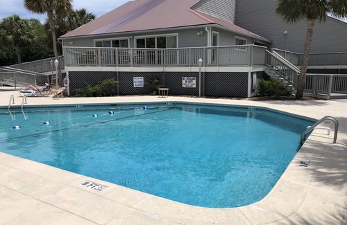 Folly Beach Condominio | Acogedoras vistas del agua aguardan