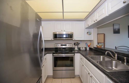Belle Vista Condominio | Cozy Waterfront Condo | Patio & Beach Access