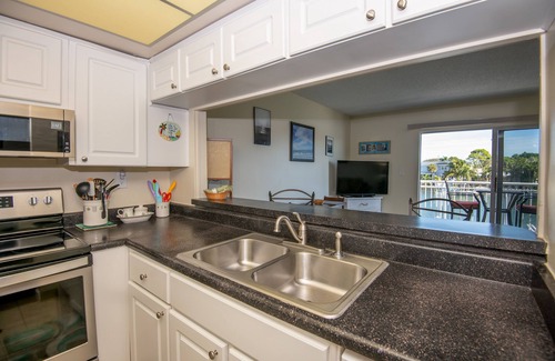 Belle Vista Condominio | Cozy Waterfront Condo | Patio & Beach Access