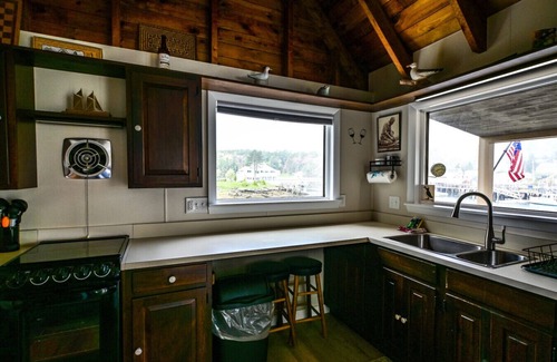 Southport Casa | Cozy Waterfront Cottage with Dock