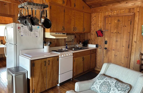 Huddleston Cabina | Waterfront Cottage asequible cerca de la base de la montaña Smith, excelentes vistas