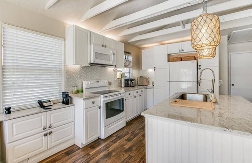 Cedar Lane Casa | Dock Holiday - Acogedor Waterfront Pet Friendly Cottage en Caney Creek!