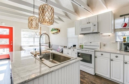 Cedar Lane Casa | Dock Holiday - Acogedor Waterfront Pet Friendly Cottage en Caney Creek!
