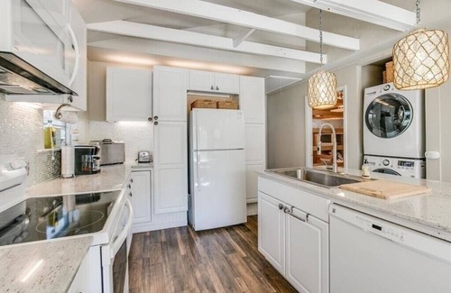 Cedar Lane Casa | Dock Holiday - Acogedor Waterfront Pet Friendly Cottage en Caney Creek!