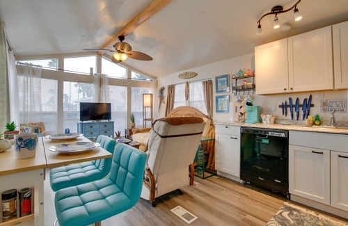 Port Isabel Cabaña | Cozy Waterfront Port Isabel Cottage w/Deck!