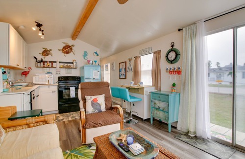 Port Isabel Cabaña | Cozy Waterfront Port Isabel Cottage w/Deck!