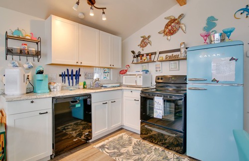 Port Isabel Cabaña | Cozy Waterfront Port Isabel Cottage w/Deck!