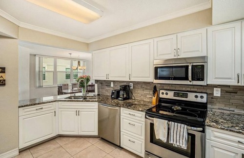 St. Petersburg Apartamento | Cozy Waterfront Retreat: Charming 2-Bedroom Isla Del Sol/St Petersburg Getaway