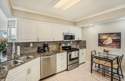 St. Petersburg Apartamento | Cozy Waterfront Retreat: Charming 2-Bedroom Isla Del Sol/St Petersburg Getaway