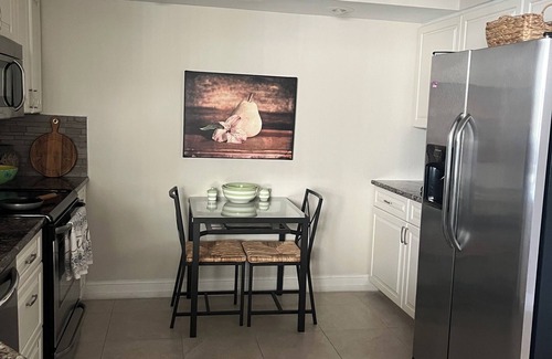 St. Petersburg Apartamento | Cozy Waterfront Retreat: Charming 2-Bedroom Isla Del Sol/St Petersburg Getaway