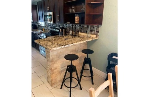 Tampa Cabaña | Cozy West Tampa cottage 2 miles from RAY J!