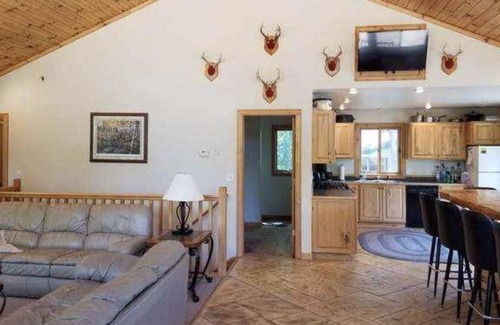 Harrison Cabina | 3-Bedroom Cabin Nestled in the Woods on a Pond! Sleeps 16-20 - ORV Trail access.