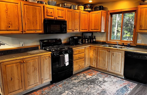 Harrison Cabina | 3-Bedroom Cabin Nestled in the Woods on a Pond! Sleeps 16-20 - ORV Trail access.