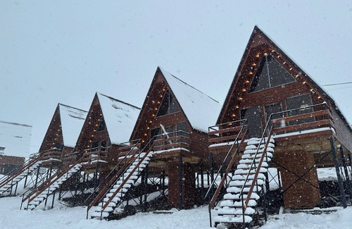 Kazbegi Cabaña | cozy winter cottage in picturesqueue Gudauri with WiFi, near ski slopes