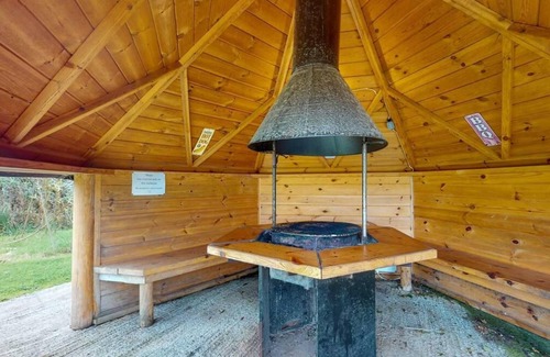 Dwyran Cabina | Cozy Winter Hot Tent With Log Burner, Tv & Hot tub