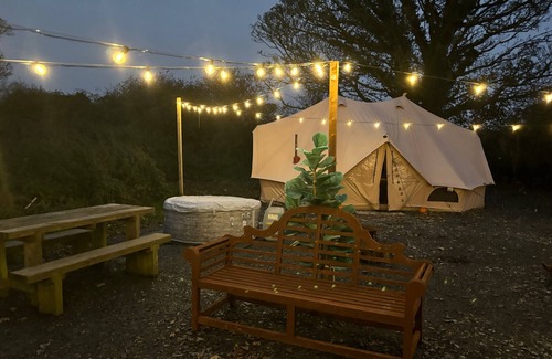 Dwyran Cabina | Cozy Winter Hot Tent With Log Burner, Tv & Hot tub