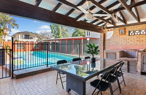 Robertson Apartamento | Cozy with Pool 4BD Family Retreat in Robertson