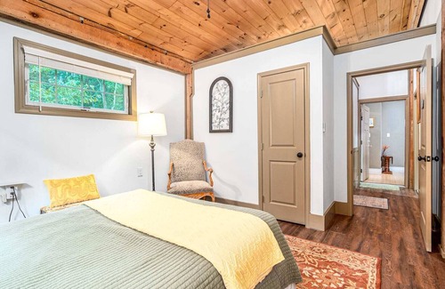 Bynum Cabaña | Cozy Wooded barndominium near Chapel Hill