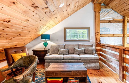 Bynum Cabaña | Cozy Wooded barndominium near Chapel Hill