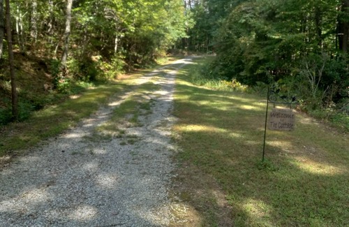 Tellico Plains Cabaña | Cozy woodland cottage with mountain views