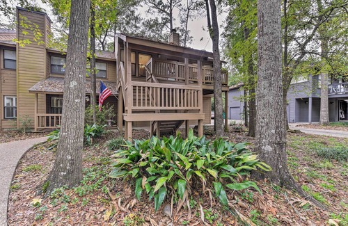 Grogan's Mill Apartamento | Cozy Woodlands Townhome w/ Deck Near Market Street