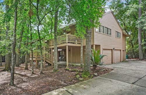 Grogan's Mill Apartamento | Cozy Woodlands Townhome w/ Deck Near Market Street