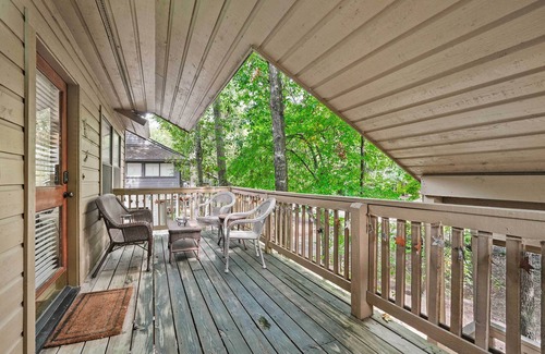 Grogan's Mill Apartamento | Cozy Woodlands Townhome w/ Deck Near Market Street