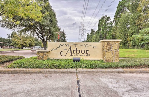 Grogan's Mill Apartamento | Cozy Woodlands Townhome w/ Deck Near Market Street