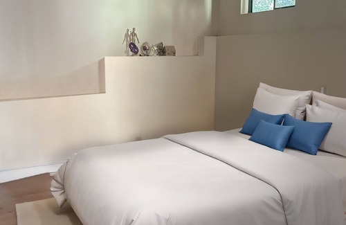 Woodside Casa | Cozy Woodside Cottage