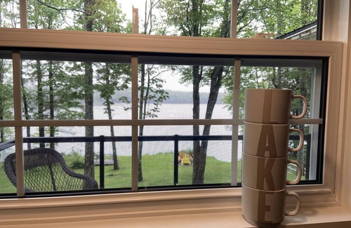 Lunenburg County Casa | Retiro todo el año frente a la costa sur del lago