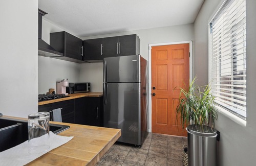 Logan Heights Apartamento | Tiny house 3-bedroom with WiFi, AC in lovely San Diego Downstairs.