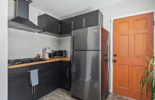 Logan Heights Apartamento | Tiny house 3-bedroom with WiFi, AC in lovely San Diego Downstairs.