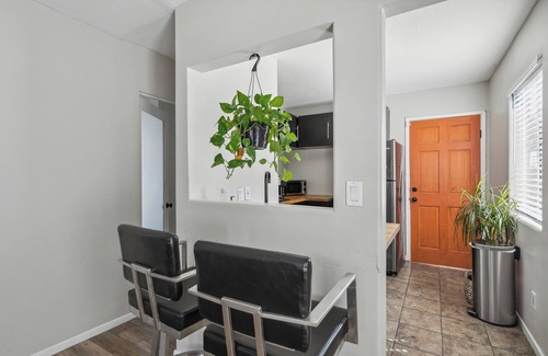 Logan Heights Apartamento | Tiny house 3-bedroom with WiFi, AC in lovely San Diego Downstairs.