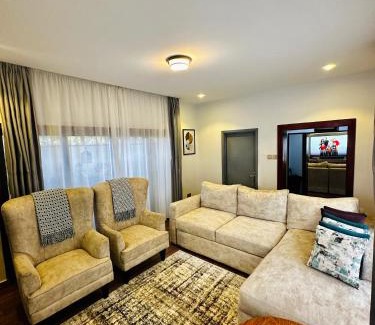 Dar es Salaam Apartamento | CozyHome 75”TV, 5mints from the Beach & City