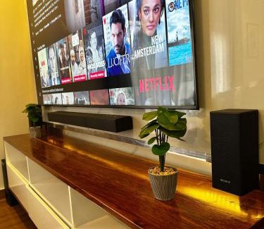 Dar es Salaam Apartamento | CozyHome 75”TV, 5mints from the Beach & City