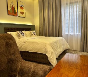 Dar es Salaam Apartamento | CozyHome 75”TV, 5mints from the Beach & City