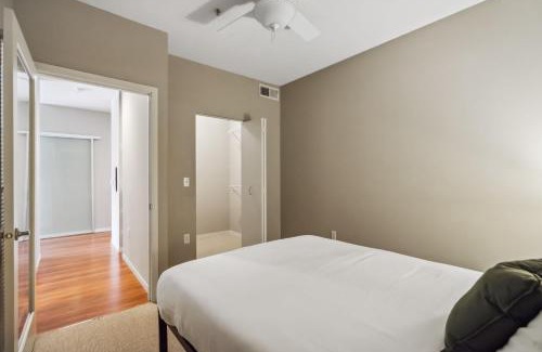 Mill District Apartamento | CozySuites 2BR Mill District with pool, gym #02