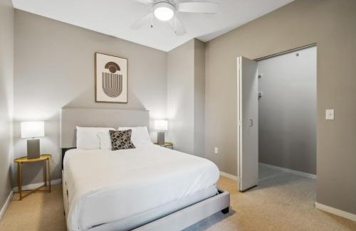 Mill District Apartamento | CozySuites 2BR Mill District with pool, gym # 01