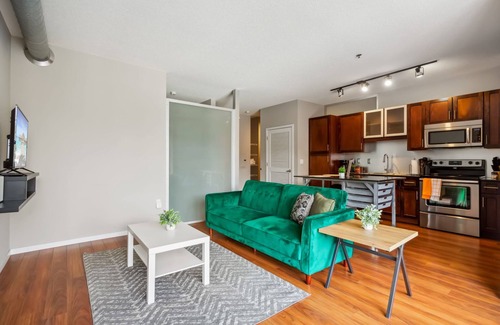 Mill District Apartamento | CozySuites 2BR Mill District with pool, gym #02
