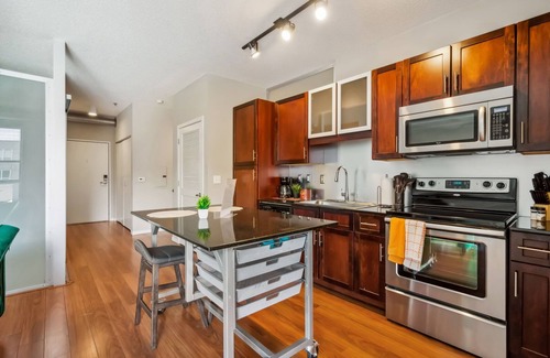 Mill District Apartamento | CozySuites 2BR Mill District with pool, gym #02