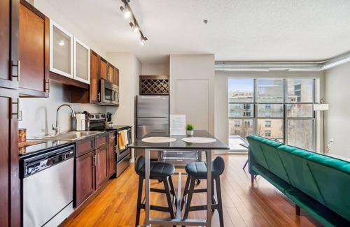 Mill District Apartamento | CozySuites 2BR Mill District with pool, gym #02