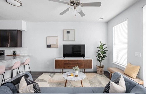 Indianapolis Apartamento | CozySuites 2BR Modern Apt near the Fashion Mall